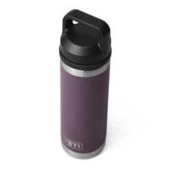 YETI - Rambler Flaske Med Chug Låg 532 Ml Purple -Nordis Camping Butik YETI Rambler Flaske Med Chug Laag 532ml Purple 03.w610.h610.fill