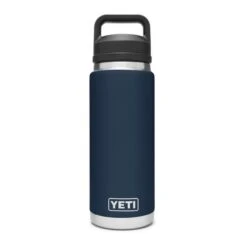 YETI - Rambler Flaske Med Chug Låg 769 Ml -Nordis Camping Butik YETI Rambler Flaske Med Chug Laag 769ml Navy 01.w610.h610.fill